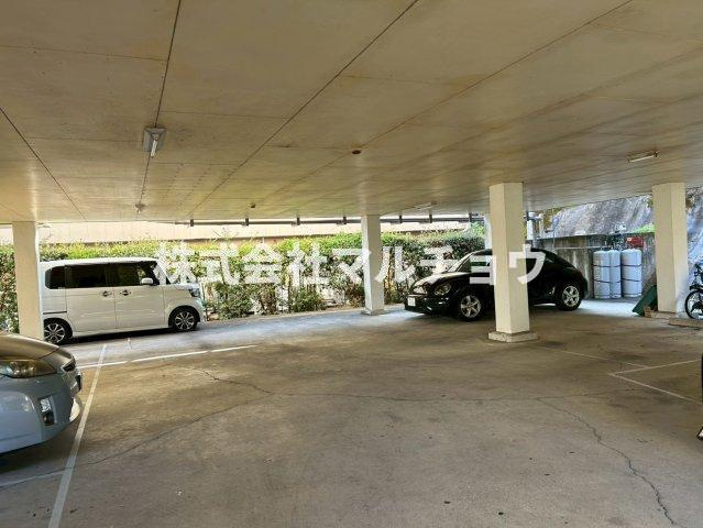サンハウス’90の駐車場|雨天時も濡れることこなく乗車できます