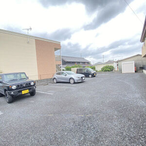 エミールの駐車場