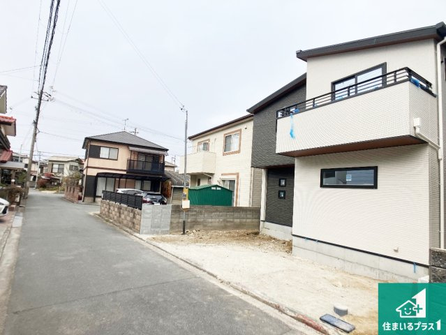 加古川市尾上町池田　新築一戸建ての前面道路含む現地写真|周辺は落ち着いた街並みの住宅地！子育てがしやすい住環境です！まだ未完成ですが、現地でしかわからない事もございます。是非一度ご覧ください。