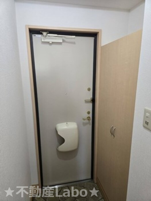 ロイヤルコート A102の玄関