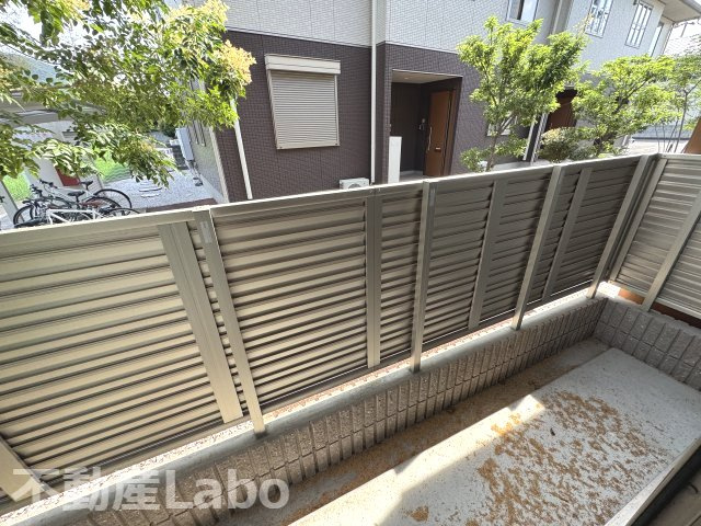 徳島市庄町４丁目のアパートのバルコニー