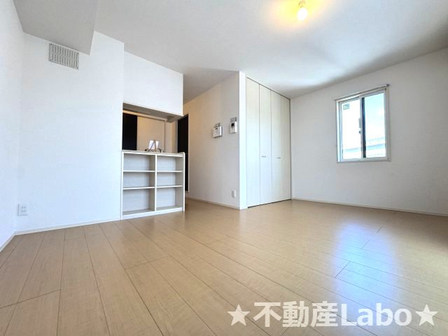 徳島市住吉６丁目のアパートの居間・リビング