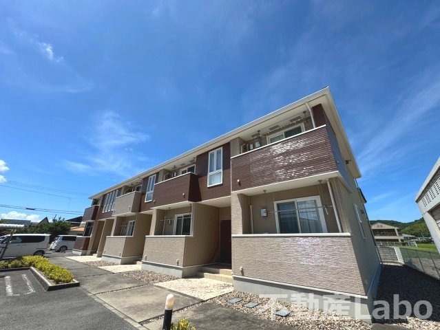 徳島市大原町余慶のアパートの外観