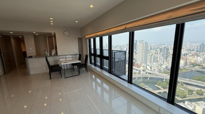 【居間・リビング】 | 北浜ミッドタワー | 約24.4帖の広々LDK
床面は大理石仕様に変更
南東角住戸、FIX窓