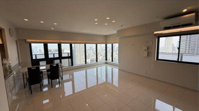 【居間・リビング】 | 北浜ミッドタワー | 約24.4帖の広々LDK
床面は大理石仕様に変更
南東角住戸、FIX窓