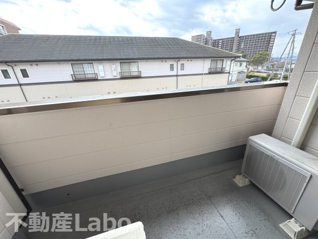 徳島市西新浜町１丁目のアパートのバルコニー