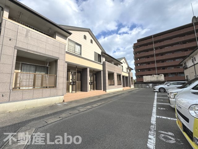 徳島市西新浜町１丁目のアパートの駐車場