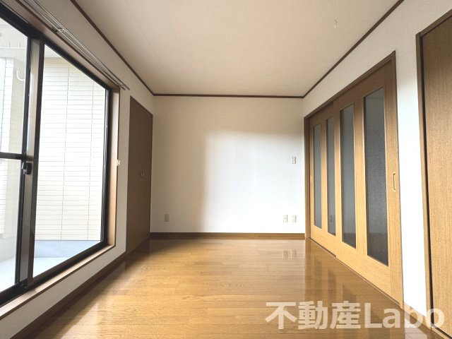 徳島市西新浜町１丁目のアパートの居間・リビング