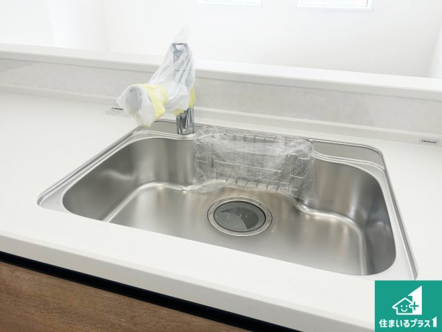 池田市伏尾台　第1期　新築一戸建ての独立洗面台|清潔感のある洗面台です。フラットな鏡は掃除がしやすく毎日清潔！ホースは引き出して使えるので洗顔やお掃除の際に便利です！