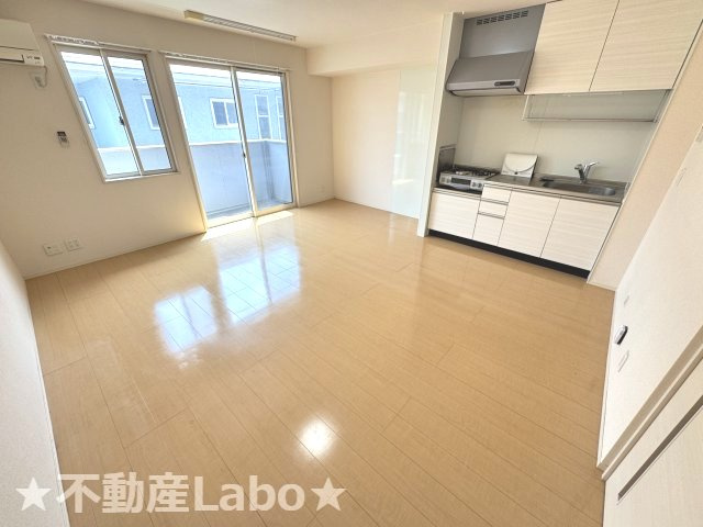 徳島市北矢三町３丁目のアパートの居間・リビング