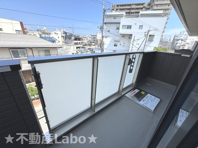 徳島市出来島本町１丁目のアパートのバルコニー