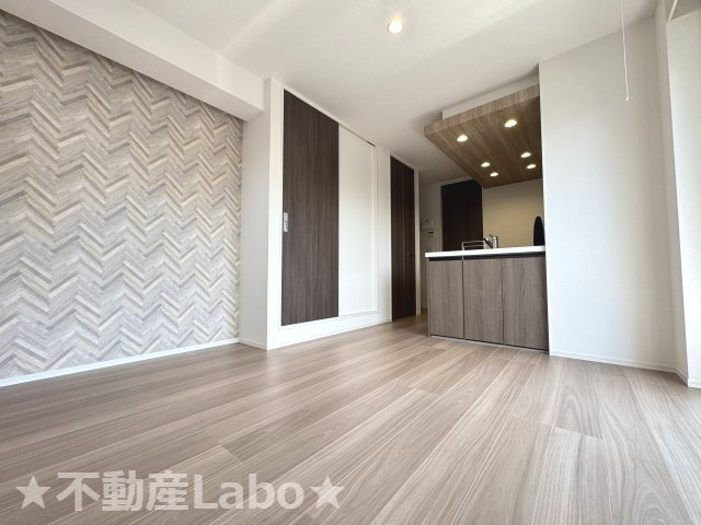 徳島市出来島本町１丁目のアパートの居間・リビング