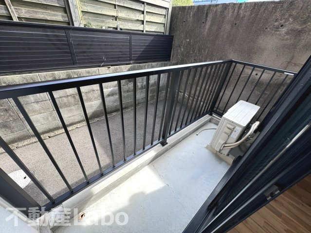 徳島市中常三島町２丁目のアパートのバルコニー