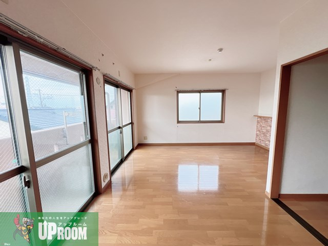 メゾンプチシャトー出口A館の居間・リビング