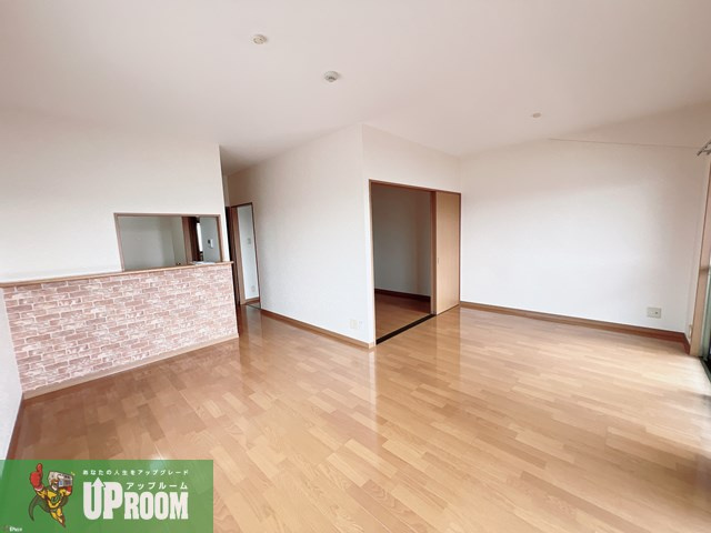 メゾンプチシャトー出口A館の居間・リビング