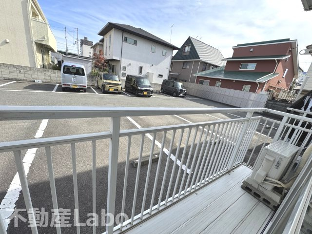 徳島市上助任町三本松のアパートのバルコニー