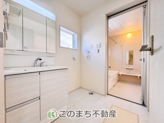 【独立洗面台】 | LiveleGarden.S宇都宮市緑第9　1号棟 | シャンプードレッサーで朝の身支度♪伸びるホースでお掃除も簡単清潔です！