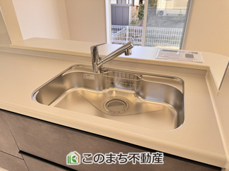 【キッチン】 | LiveleGarden.S宇都宮市緑第9　1号棟 | ビルトイン型浄水器を内蔵したキッチン水栓。お米を研いだり、野菜を洗ったりするときなど用途に応じてワンタッチで浄水に切り替えが可能です。カートリッジ式なので、フィルターを簡単に交換する事が出来ます。