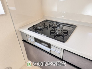 【キッチン】 | LiveleGarden.S宇都宮市緑第9　1号棟 | 三ツ口コンロ採用で、同時調理もスムーズ◎！お料理を並べられるカウンター付きで、配膳・片付けをサポート！リビングで過ごすご家族とコミュニケーションを楽しみながら作業可能です♪