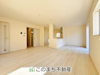 【居間・リビング】 | LiveleGarden.S宇都宮市緑第9　1号棟 | 開放感のある広々としたリビング☆家族みんなでゆったりくつろげます♪
南側から暖かな日差しが差し込みます♪キッチンからリビングの様子がよく見渡せます☆