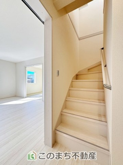 【内装】 | LiveleGarden.S宇都宮市緑第9　1号棟 | 手すり付きで小さなお子様にも安心の階段スペースです☆