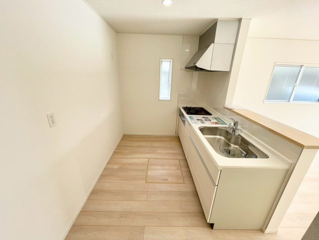 耐震等級３！ご成約プレゼント対象物件！の前面道路含む現地写真