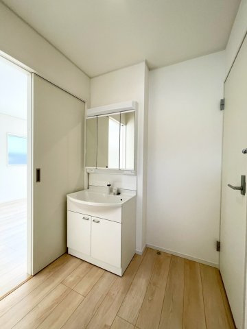 耐震等級３！ご成約プレゼント対象物件！の独立洗面台|洗濯機を置いても余裕の広さ！鏡の裏には収納スペース付き！