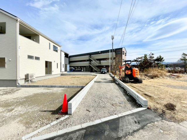 耐震等級３！ご成約プレゼント対象物件！の前面道路含む現地写真
