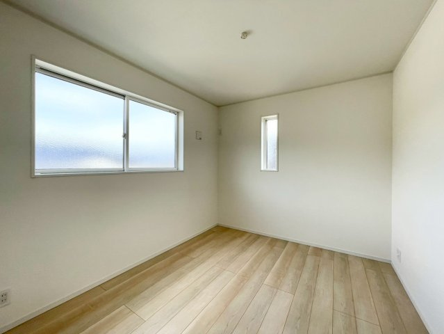 耐震等級３！ご成約プレゼント対象物件！の洋室|日当たり風通しともに良好！明るく朝を迎えられるつくりになっています♪