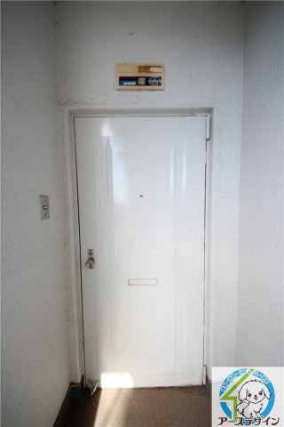 魚住コーポの玄関