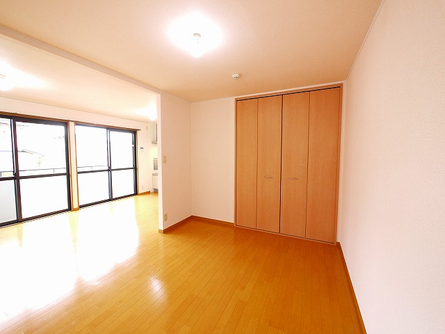 アネシス　Ｄ棟の寝室|広くて明るい寝室