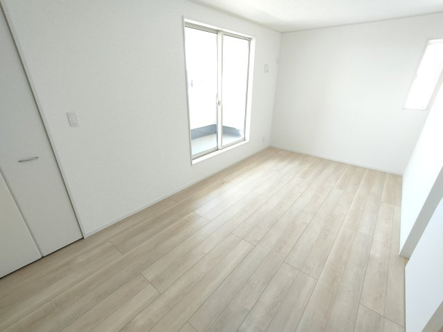 【Cradle Garden】　栃木市大平町西野田　第４　全4邸の洋室|〇３号棟　洋室　8.2帖〇
バルコニー面するウォークインクローゼット付き主寝室。たっぷりの収納スペースで住空間もスッキリ広々♪
2026年3月撮影