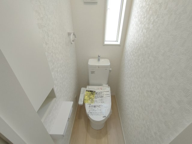 【Cradle Garden】　栃木市大平町西野田　第４　全4邸のトイレ|〇３号棟　トイレ〇
ウォシュレット付きトイレ。うれしい収納＆タオル掛け付き！
2026年3月撮影