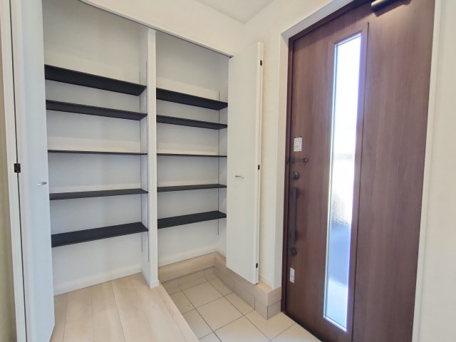 【Cradle Garden】　栃木市大平町西野田　第４　全4邸の玄関|〇３号棟　玄関〇
大容量玄関収納。自由に動かせる可動棚タイプのため、季節物の長いブーツもスッキリ収納できます♪
2026年3月撮影