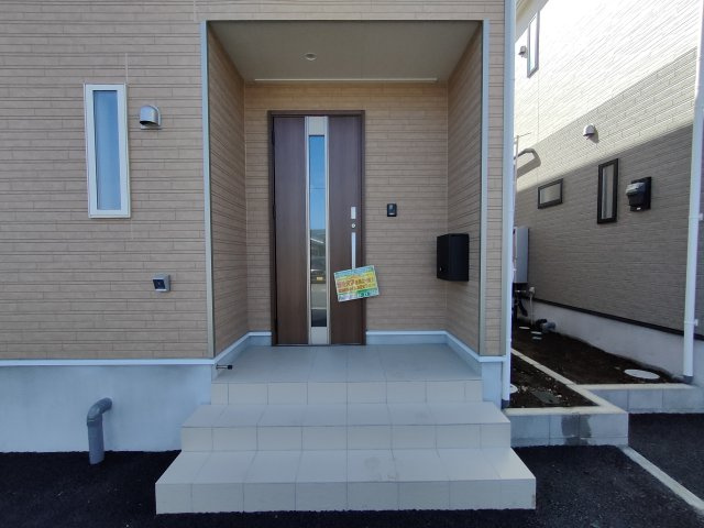 【Cradle Garden】　栃木市大平町西野田　第４　全4邸の玄関|〇３号棟　玄関〇
広々とした外の玄関では玄関前が屋根になっているので、降雨時も急ぐ必要がありません♪
2026年3月撮影