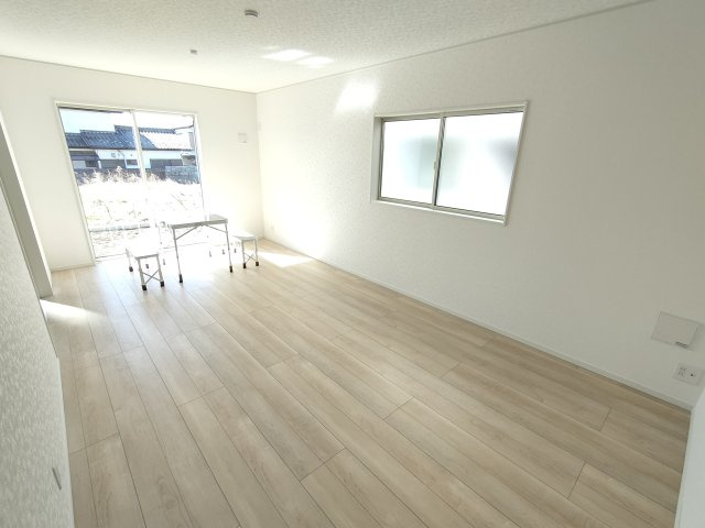 【Cradle Garden】　栃木市大平町西野田　第４　全4邸の居間・リビング|〇３号棟　リビング〇
落ち着きのある木目調のリビング。南面に窓がございますので太陽の光を反射し、室内を明るく保つことができます（＾＾）
2026年3月撮影