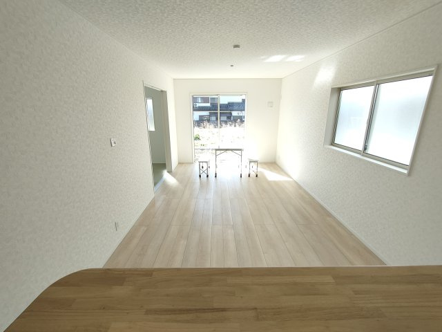 【Cradle Garden】　栃木市大平町西野田　第４　全4邸の居間・リビング|〇３号棟　リビング〇
奥行きのあるリビング。対面キッチンなので、家族との会話を楽しみながら料理を作ることができます♪
2026年3月撮影