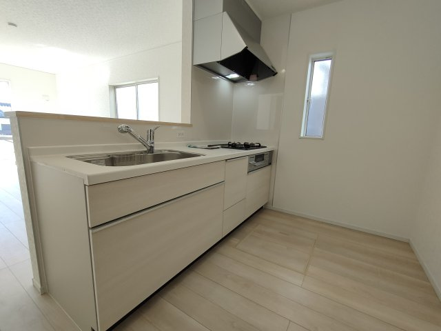 【Cradle Garden】　栃木市大平町西野田　第４　全4邸のキッチン|〇３号棟　キッチン〇
自然光で明るい対面キッチン♪広々しているので、ご夫婦で会話を楽しみながらお料理をすることができます。
2026年3月撮影