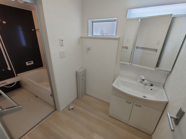 【Cradle Garden】　栃木市大平町西野田　第４　全4邸の独立洗面台|〇３号棟　洗面化粧台〇
三面鏡の洗面化粧台！お出かけ前のチェックにも大活躍！
2026年3月撮影