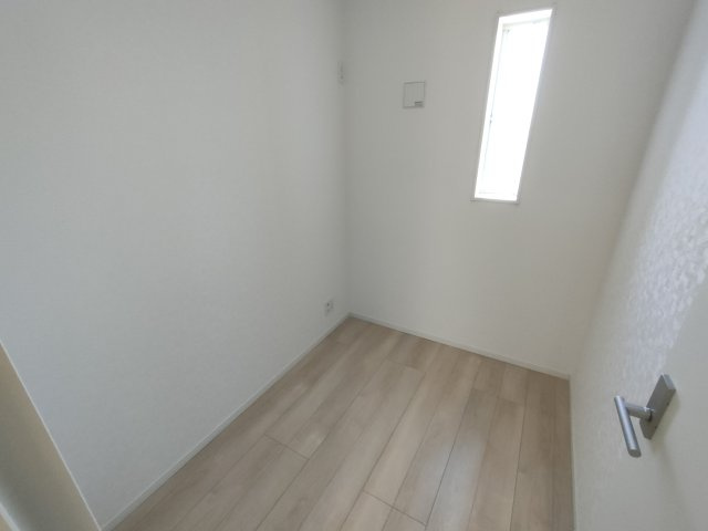 【Cradle Garden】　栃木市大平町西野田　第４　全4邸のその他|〇４号棟　テレワークルーム〇
在宅ワークが増えた方へ♪デスクを置いて、集中してお仕事をすることができます。他にも、収納や趣味の部屋など様々な用途で使用できます♪
2026年3月撮影
