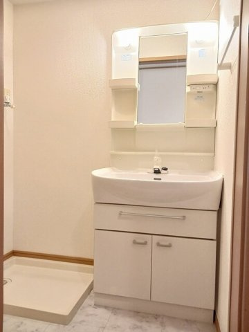 ブルートレイン篠原　Ａの洗面所|明るい洗面所です