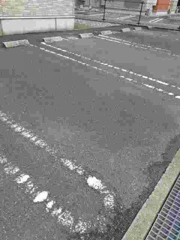 ブルートレイン篠原　Ａの駐車場|車をお持ちの方に嬉しい駐車場付きの物件です