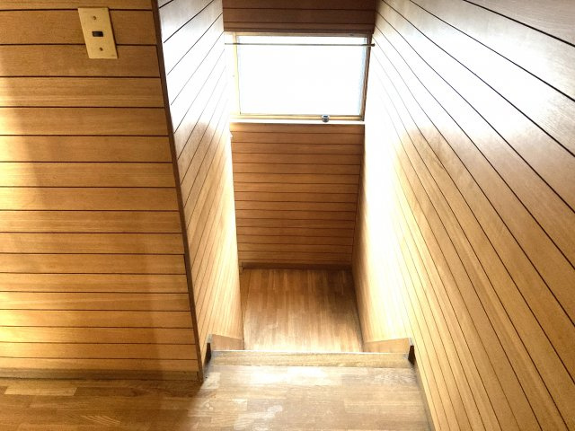 売中古戸建　静岡市清水区北脇新田のその他|廻り階段です。途中が平らになっている安全に配慮された造りです。
