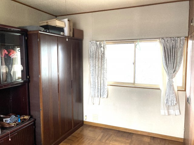 売中古戸建　静岡市清水区北脇新田の洋室|２階の洋室です。窓も２面に付いているので明るさ、換気共に問題ありません。