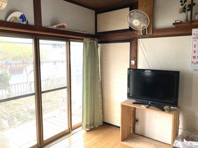 売中古戸建　静岡市清水区北脇新田の居間・リビング|南面に大きな窓があるのでとても明るいです。お庭へすぐに出られます。