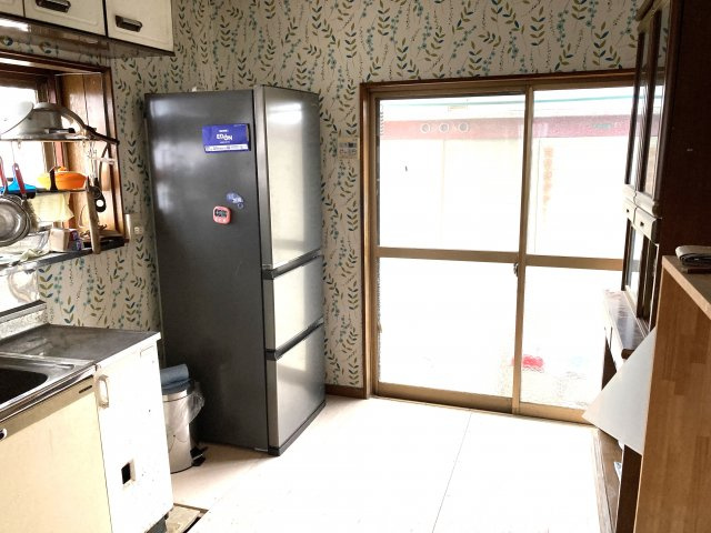 売中古戸建　静岡市清水区北脇新田のキッチン|６帖あるダイニングキッチンです。南側に大きな窓があるのでとても明るいです。