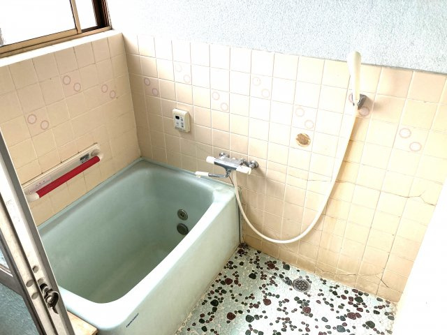 売中古戸建　静岡市清水区北脇新田の浴室|浴室には窓があるので換気も問題ありません。