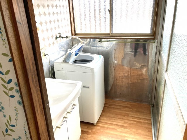 売中古戸建　静岡市清水区北脇新田の脱衣所|脱衣場には洗濯機置場も完備されています。