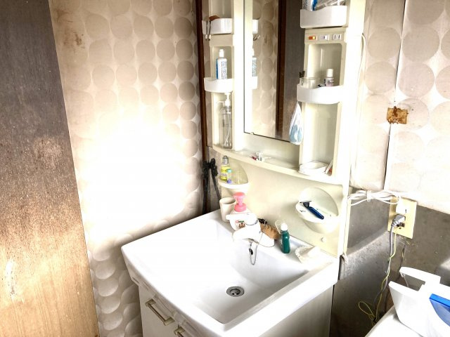 売中古戸建　静岡市清水区北脇新田の洗面所|洗濯機の横には洗面化粧台が完備されております。