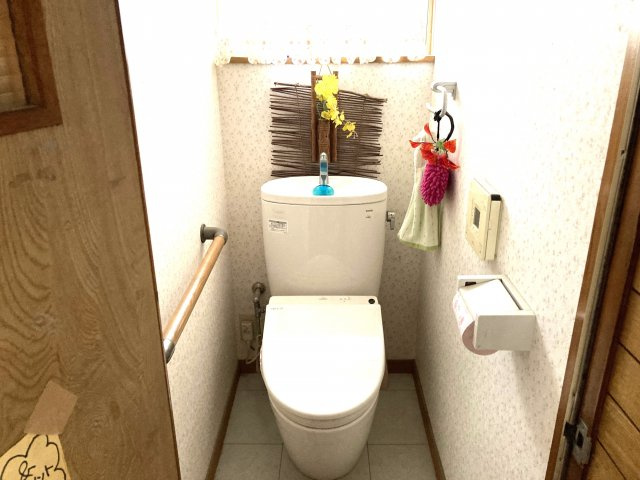 売中古戸建　静岡市清水区北脇新田のトイレ|１階にあるトイレは温水洗浄便座付きです。。